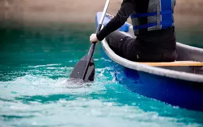 niebieski kajak w wodzie